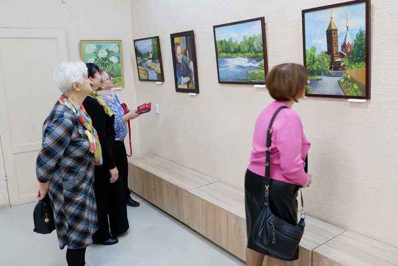 В Новотроицке открылся осенний вернисаж «Наедине с … кистью» (0+)
