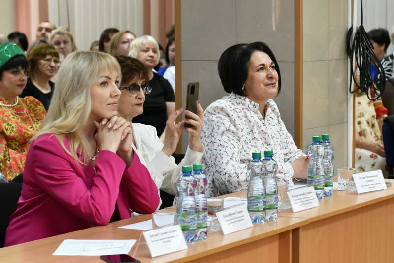 Смотр – конкурс  художественного творчества  среди работников дошкольных учреждений   организовали в Новотроицке      