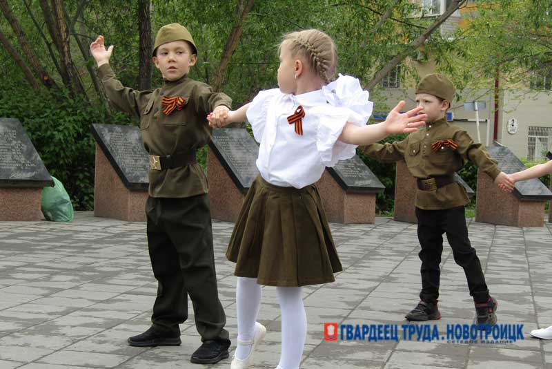 В Новотроицке дошколята возложили цветы к монументу «Вечно живым»