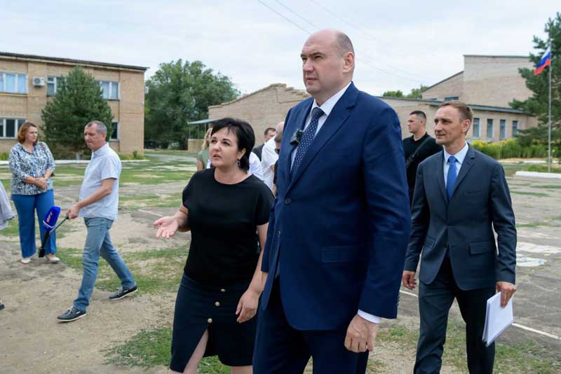 В Акбулакском районе Евгений Солнцев побывал на международном пункте пропуска и в поселковой школе