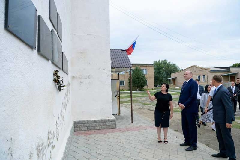В Акбулакском районе Евгений Солнцев побывал на международном пункте пропуска и в поселковой школе