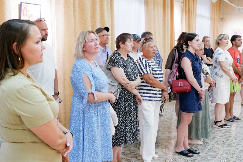 В Новотроицком музее в последний месяц лета представили живописную экспозицию детских работ (0+)