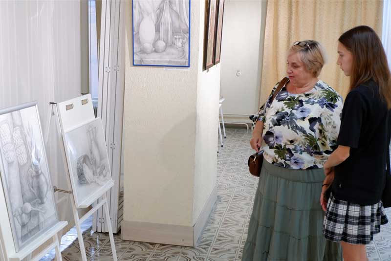 В Новотроицком музее в последний месяц лета представили живописную экспозицию детских работ (0+)