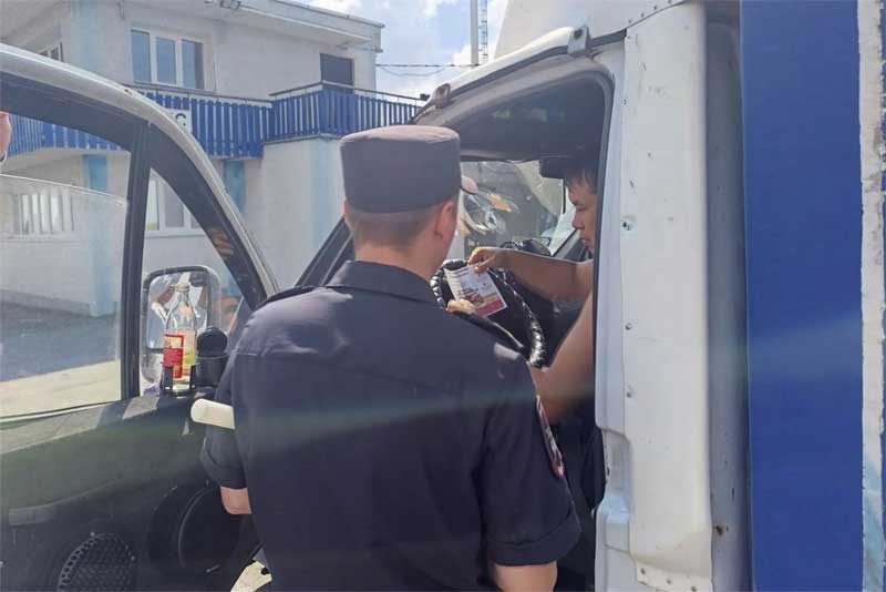 «Пит-стоп от Госавтоинспекции»: новотроицкие полицейские напомнили водителям о правилах безопасности в жаркую погоду