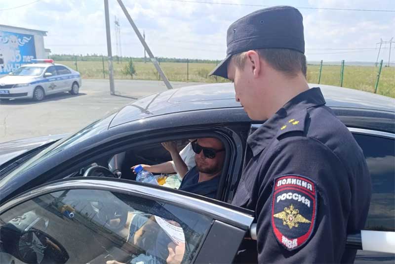 «Пит-стоп от Госавтоинспекции»: новотроицкие полицейские напомнили водителям о правилах безопасности в жаркую погоду