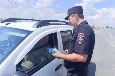 «Пит-стоп от Госавтоинспекции»: новотроицкие полицейские напомнили водителям о правилах безопасности в жаркую погоду