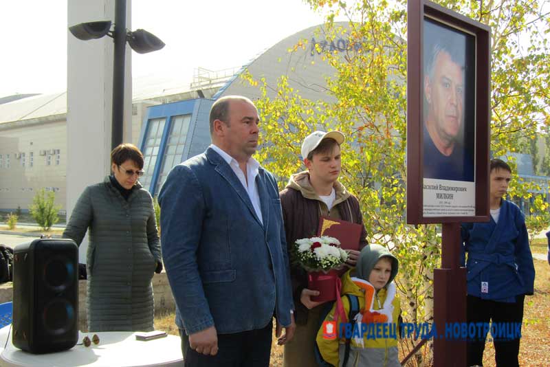 На Аллее спортивной славы Новотроицка установили  стелы в честь Василия Милкина и Владимира Подавалова