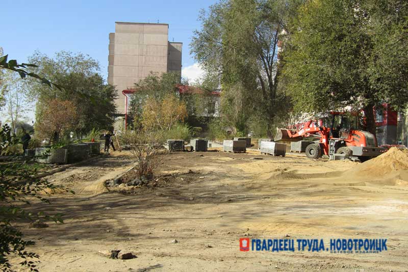 В Новотроицке работы по благоустройству двух общественных пространств ведутся с отставанием  от графика