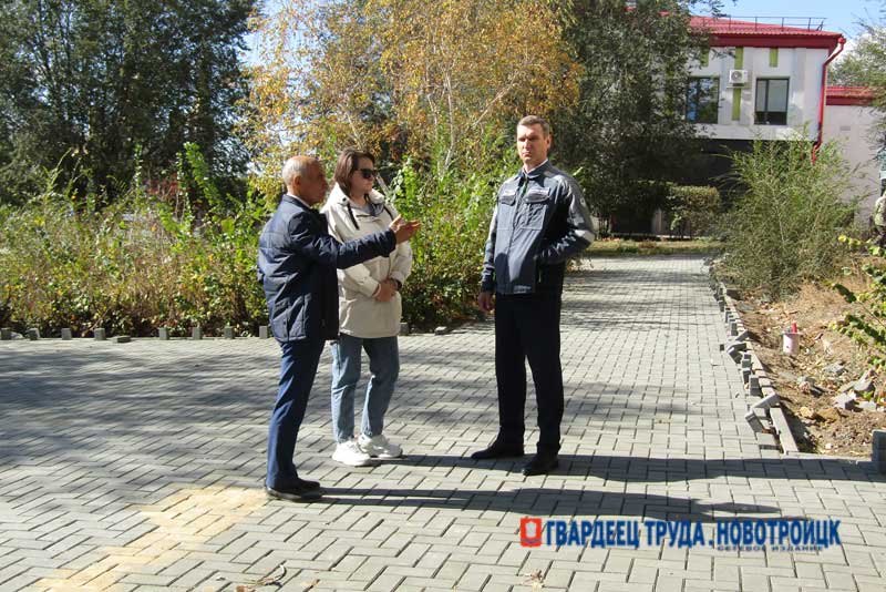 В Новотроицке работы по благоустройству двух общественных пространств ведутся с отставанием от графика