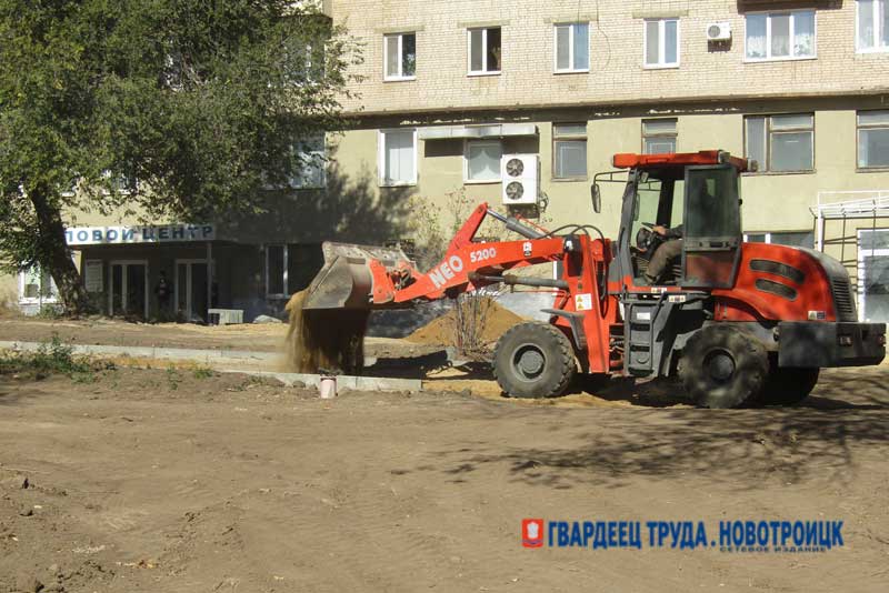 В Новотроицке работы по благоустройству двух общественных пространств ведутся с отставанием от графика