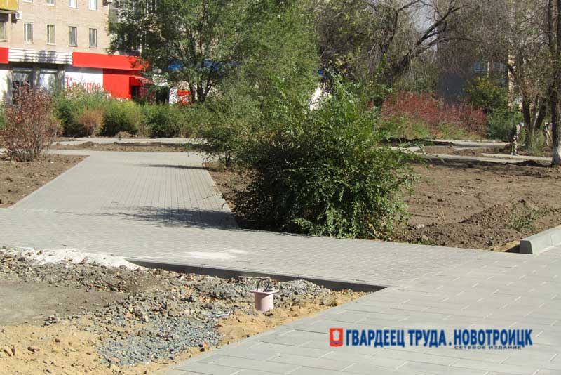 В Новотроицке работы по благоустройству двух общественных пространств ведутся с отставанием от графика