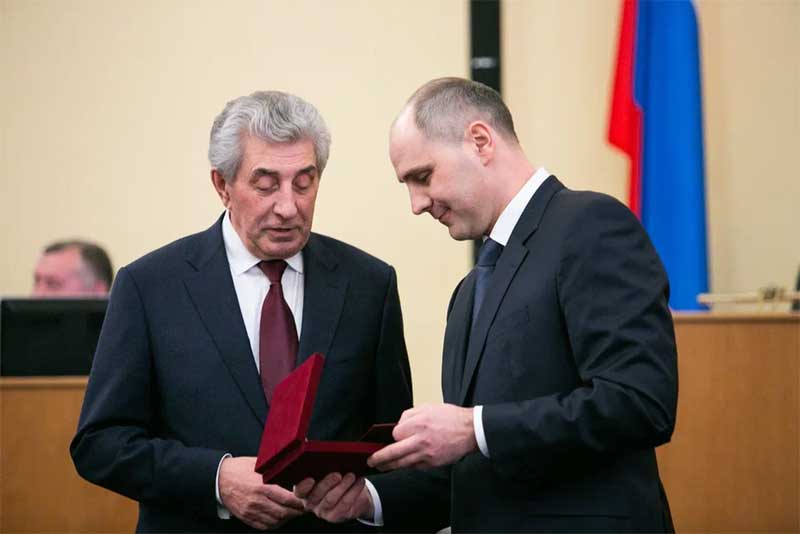 ДЕНИС ПАСЛЕР ВРУЧИЛ СЕРГЕЮ ГРАЧЕВУ ЗОЛОТОЙ ЗНАК «ЗА ЗАСЛУГИ ПЕРЕД ОРЕНБУРГСКОЙ ОБЛАСТЬЮ»