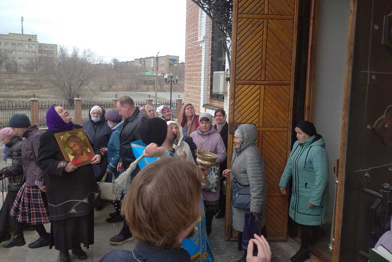 В праздник Благовещения Пресвятой Богородицы в Петропавловском соборе Новотроицка освятили мозаичные иконы
