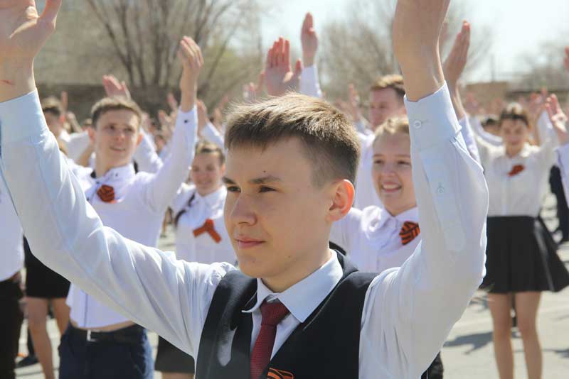 Легко, вдохновенно и смело солдатский вальс этот звучал!