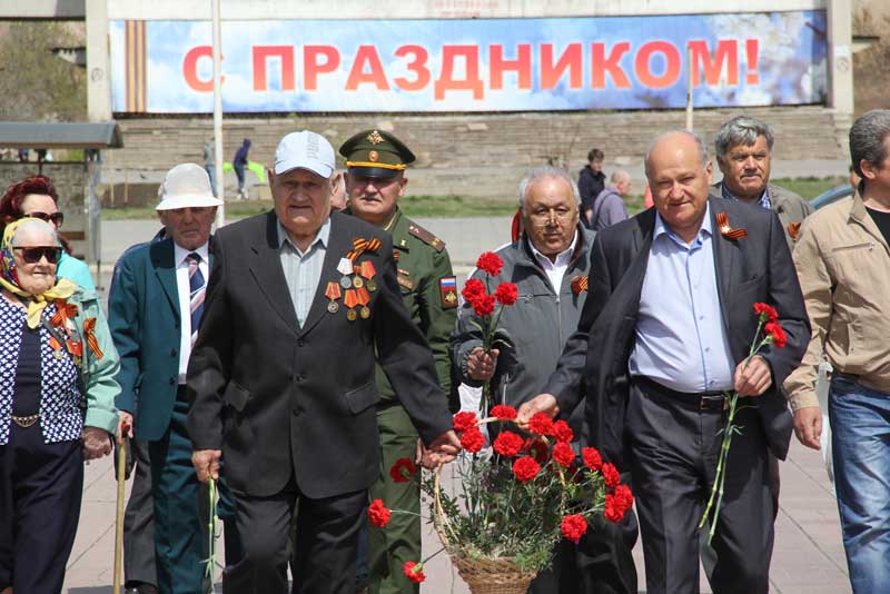 Поклонимся великим тем годам…