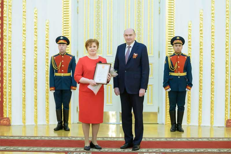 Оренбуржцам, лучшим представителям своих профессий, губернатор Евгений Солнцев вручил награды