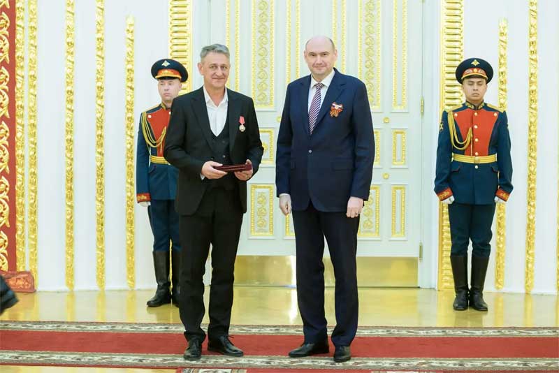 Оренбуржцам, лучшим представителям своих профессий, губернатор Евгений Солнцев вручил награды