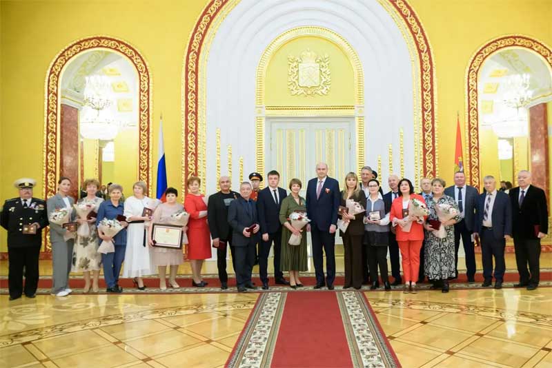 Оренбуржцам, лучшим представителям своих профессий, губернатор Евгений Солнцев вручил награды