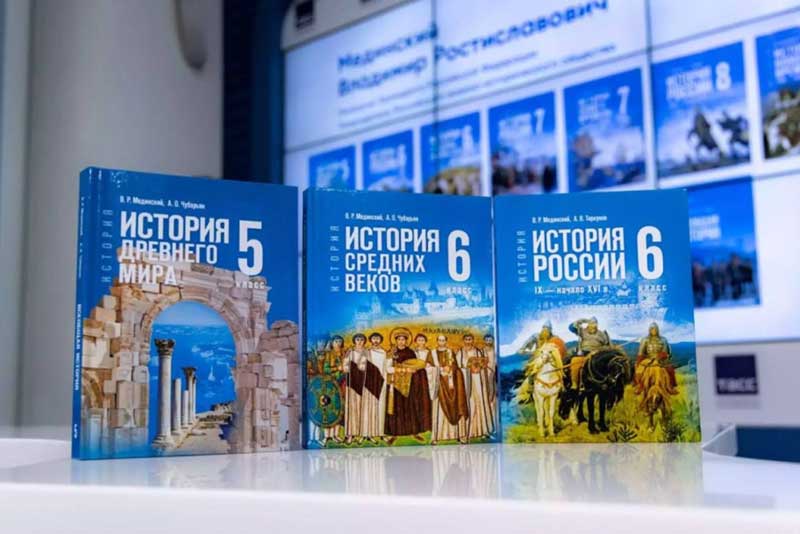 Школы Новотроицка получили более 10 тысяч новых учебников по истории