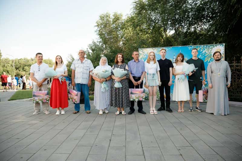 В Новотроицке на территории Благовещенского  храма открыли сквер «Семейный»