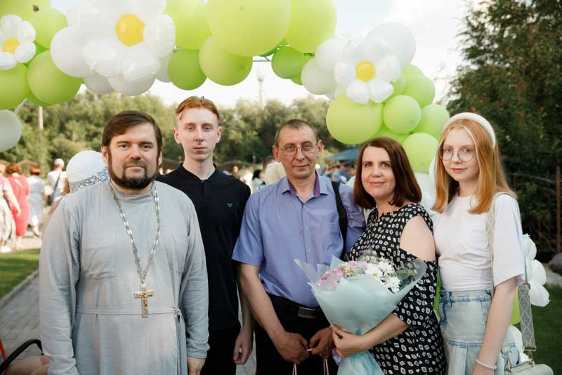 В Новотроицке на территории Благовещенского  храма открыли сквер «Семейный»