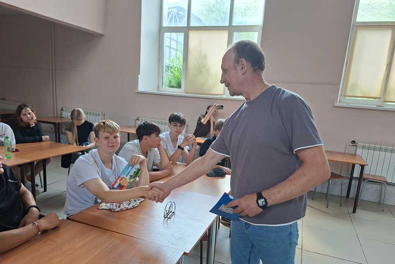 «Герои на защите Отечества»: встреча ветерана СВО с молодыми новотройчанами