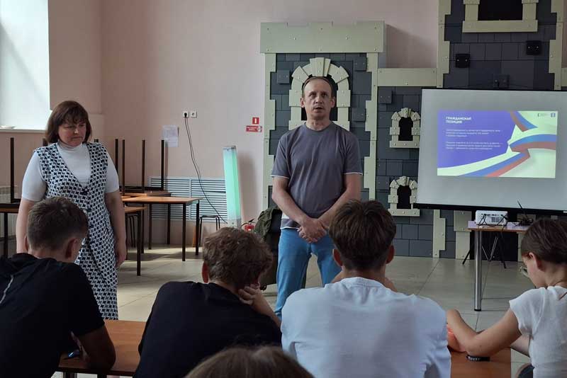 «Герои на защите Отечества»: встреча ветерана СВО с молодыми новотройчанами