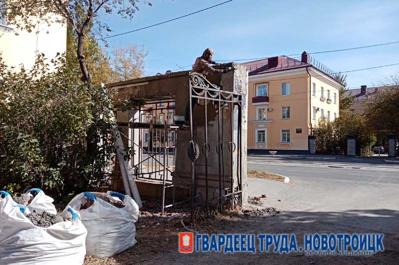 В Новотроицке приступили к  ремонту фигурных  ограждений между жилыми домами в исторической части города