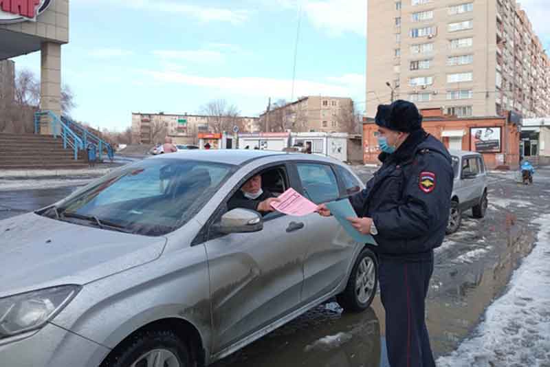 «Будь бдителен!»: в Новотроицке сотрудники ГИБДД и представители Общественного совета при МУ МВД России «Орское» провели акцию