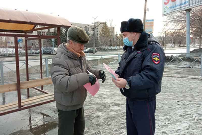 «Будь бдителен!»: в Новотроицке сотрудники ГИБДД и представители Общественного совета при МУ МВД России «Орское» провели акцию