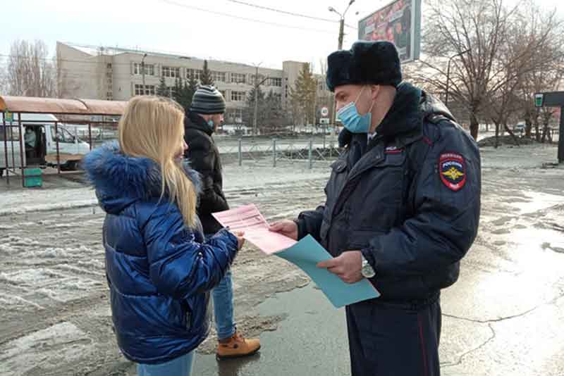 «Будь бдителен!»: в Новотроицке сотрудники ГИБДД и представители Общественного совета при МУ МВД России «Орское» провели акцию