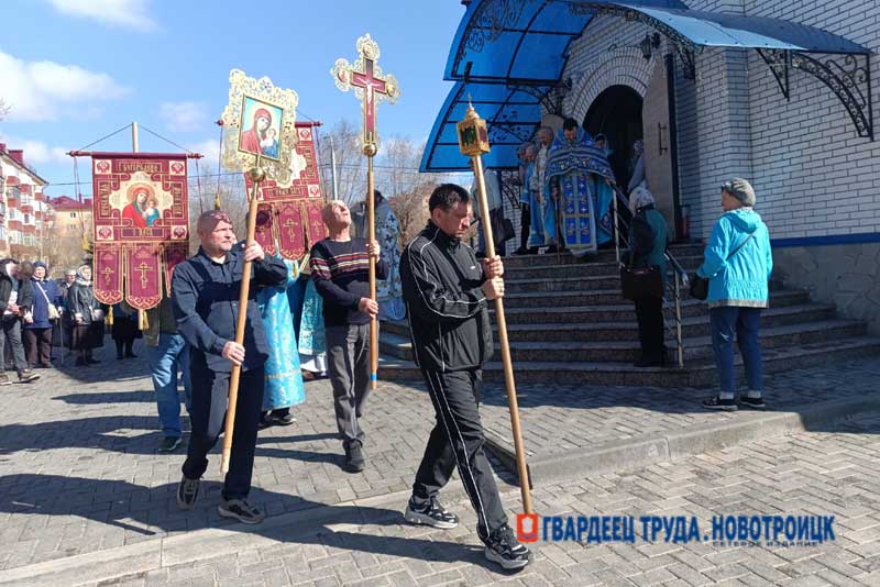 В Благовещенском храме Новотроицка в канун Светлого Христова Воскресения освятили колокола