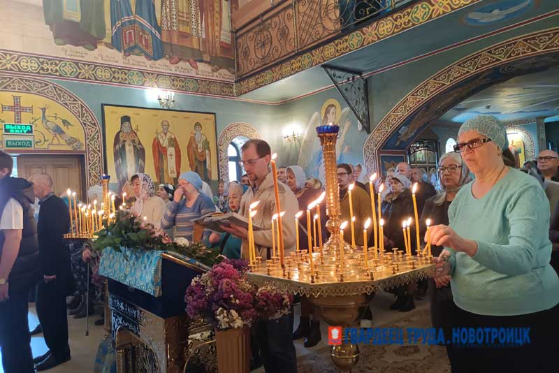 В Благовещенском храме Новотроицка в канун Светлого Христова Воскресения освятили колокола