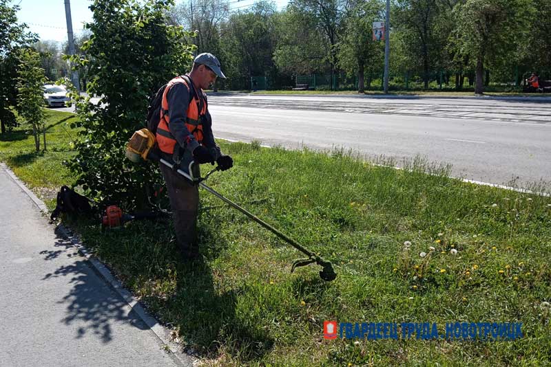 Дождливая погода не помеха для уборки и наведения порядка на улицах Новотроицка