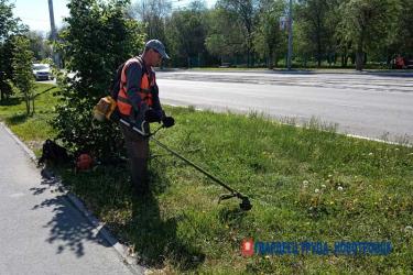 Дождливая погода не помеха для уборки и наведения порядка на улицах Новотроицка