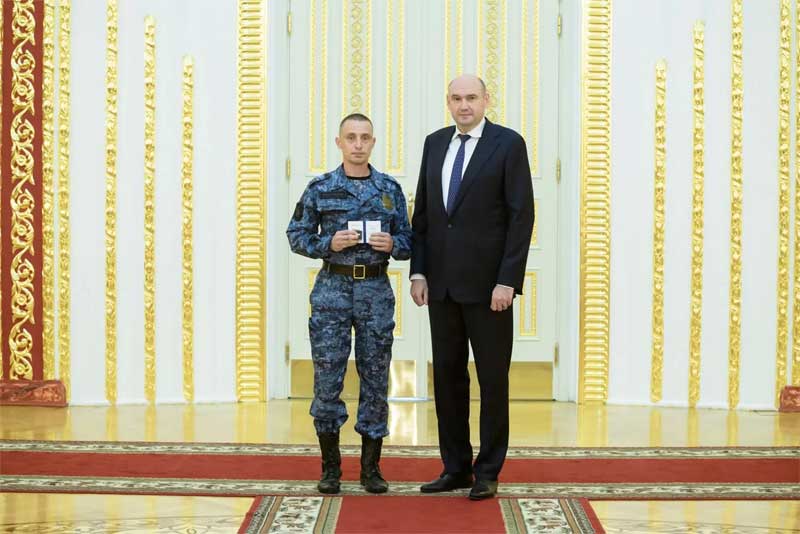 Ста молодым лидерам области губернатор Евгений Солнцев вручил памятные  памятные знаки «Золотая молодёжь Оренбуржья»