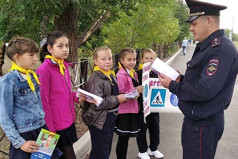 Сотрудники ГИБДД со своими добровольными помощниками провели рейд «Юный пешеход»