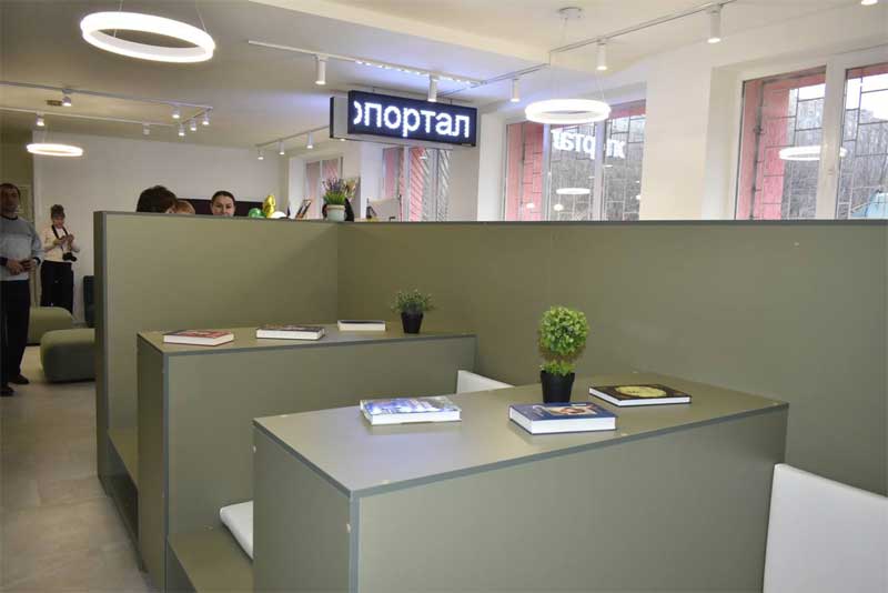 Оренбуржцы помогли открыть первую модельную библиотеку  в подшефном Перевальском округе Луганской Народной Республики  