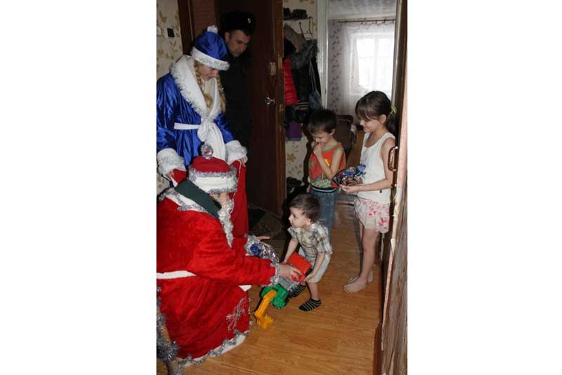 Подарки и наставления от «полицейского» Деда Мороза (фото)