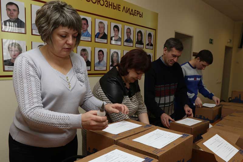 Профсоюз «Уральской Стали» провёл традиционную акцию «Посылка солдату»