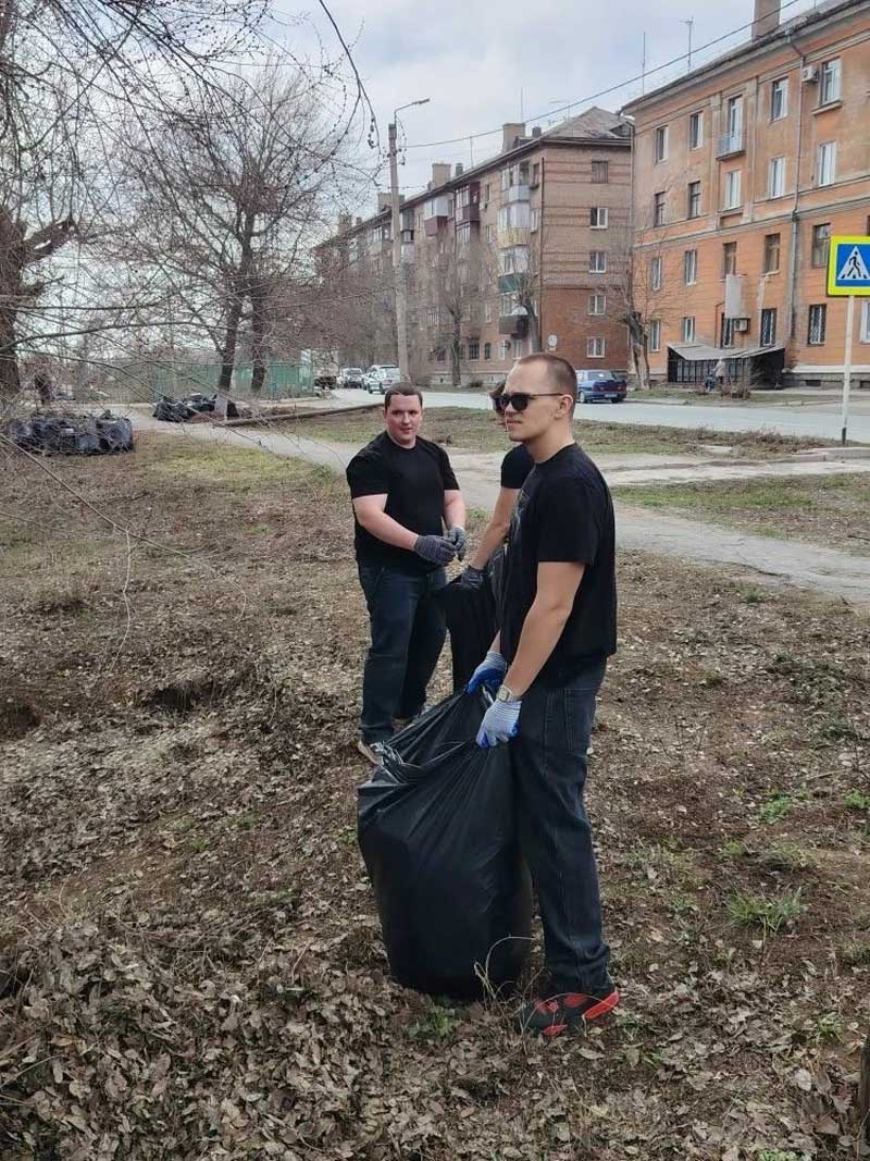 Новотроицкие студенты вышли на субботник