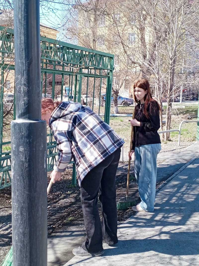 Новотроицкие студенты вышли на субботник