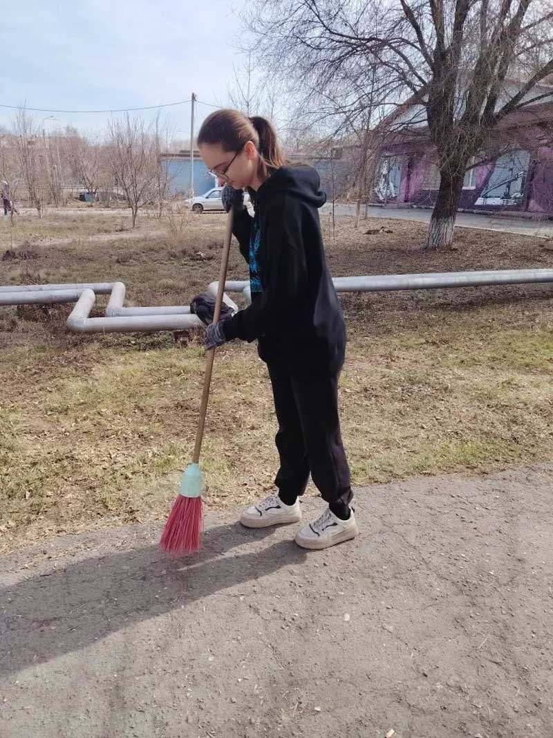 Новотроицкие студенты вышли на субботник