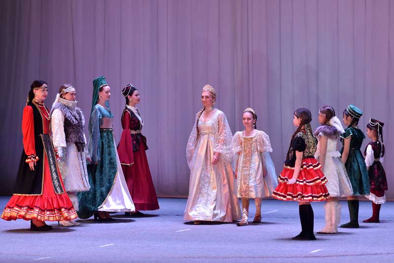 Театрализованное представление «Поезд дружбы» представил новотройчанам Центр развития творчества детей и юношества