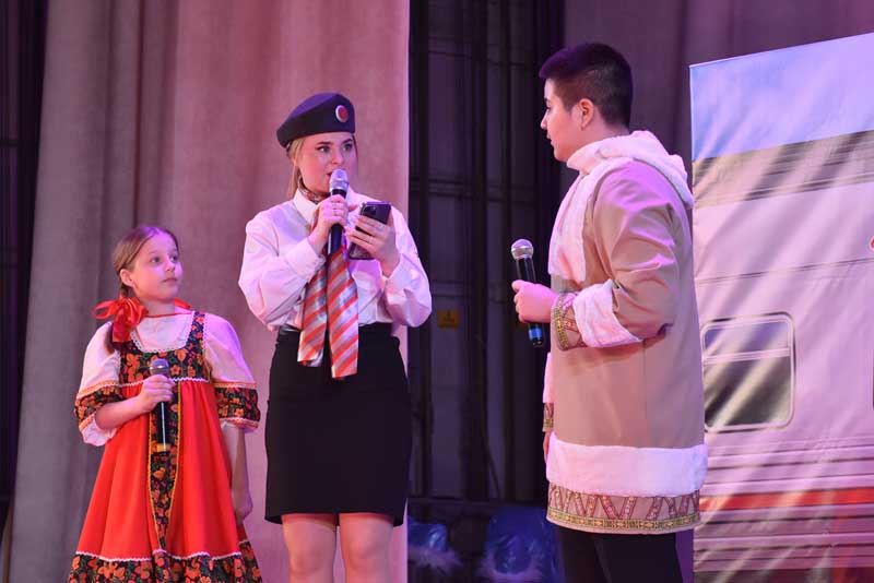 Театрализованное представление «Поезд дружбы» представил новотройчанам Центр развития творчества детей и юношества