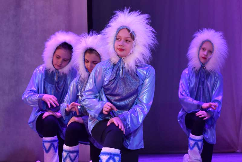 Театрализованное представление «Поезд дружбы» представил новотройчанам Центр развития творчества детей и юношества