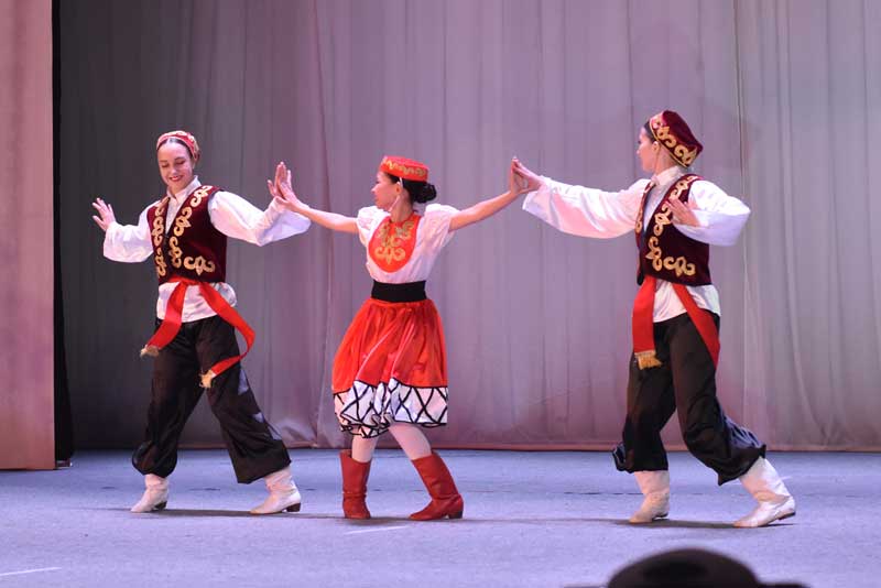 Театрализованное представление «Поезд дружбы» представил новотройчанам Центр развития творчества детей и юношества