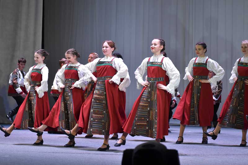 Театрализованное представление «Поезд дружбы» представил новотройчанам Центр развития творчества детей и юношества