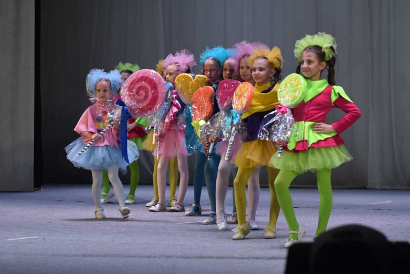 Театрализованное представление «Поезд дружбы» представил новотройчанам Центр развития творчества детей и юношества