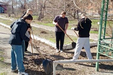 Новотроицкие студенты вышли на субботник
